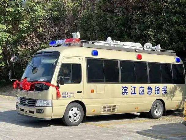 近日,濱江區應急管理局舉行應急指揮車和搶險救援車交接儀式
